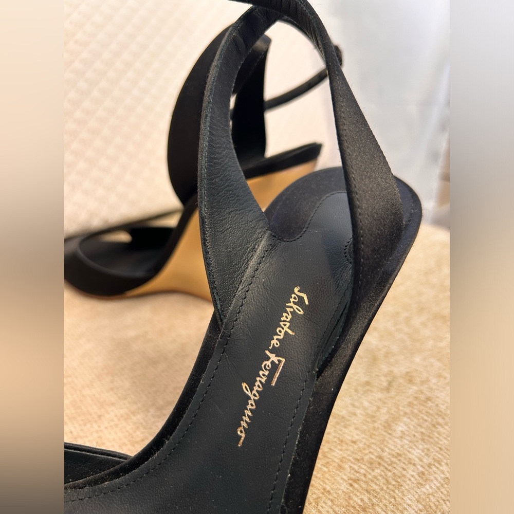 FERRAGAMO Arsina Womens Black Open Toe Gold Wedge Heeled Ankle Strap Sandal 8.5 - Picture 6 of 10
